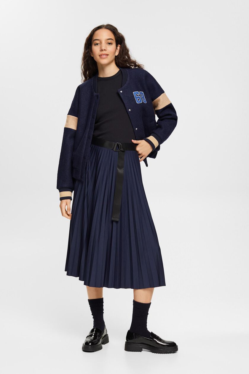 Pleated skirt with belt
